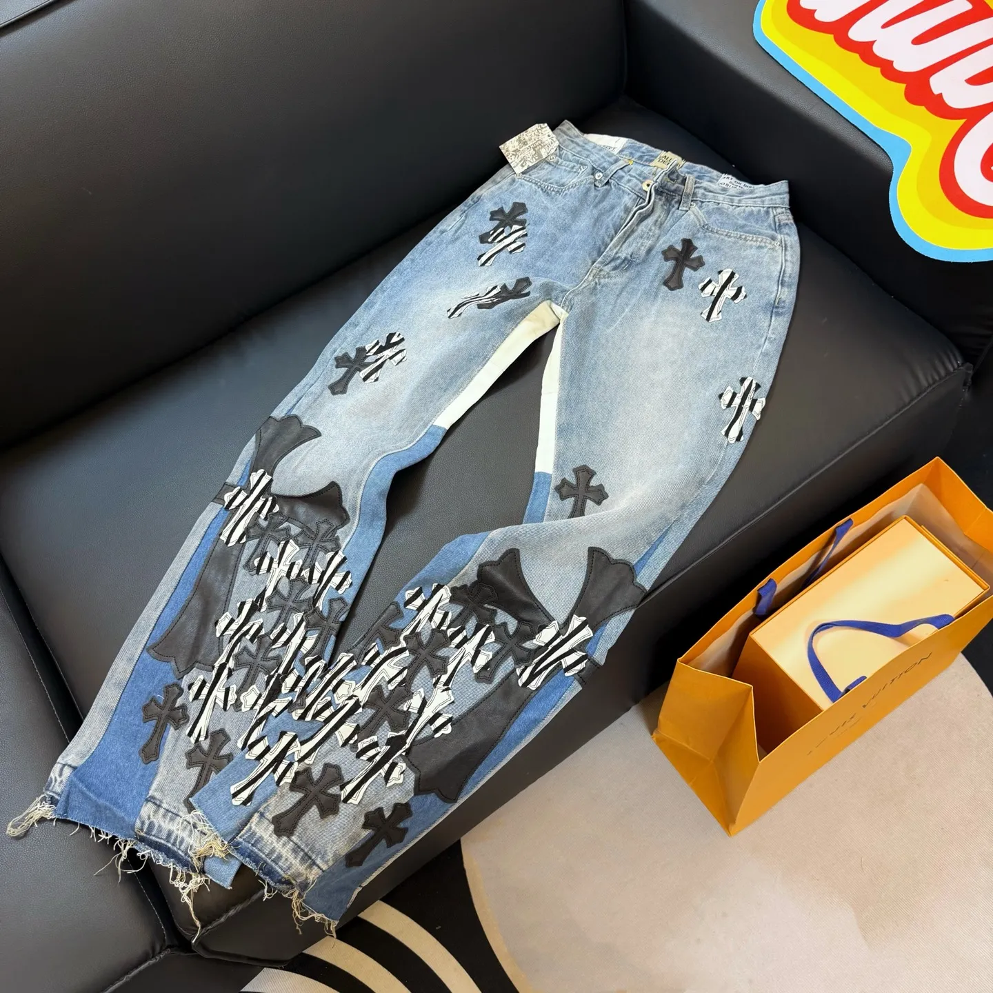 P290 model number: D333 GALLERY DEPT & Chrome hearts Co-branded spliced cow leather cross loose washed flared jeans to truly restore the ultimate vintage texture. The original hardware accessories, washed and other elevators, and the QR code analysis are all purchased from the original factory, with a high degree of restoration. You are welcome to compare the products~ Three-dimensional version Loose and comfortable, not picky about the figure, taller and slimmer, factory Seiko, original factory quality control, same style for men and women, can be matched with couples, versatile recommendation, must-have jeans for all seasons Trendy people have been disappointed. From the quality selection of fabrics, the tailoring of details, and the matching of patterns, everything is impeccable! The upper body is so handsome when worn...it can be easily worn by men, women and children! The craftsmanship is made of heavy-duty washed pure cotton denim fabric. After washing, it is soft and thick. It is very stylish when worn. Size: 28, 30, 32, 34, 36 (S-XXL) Color: Stitching Size reference # 28 trouser length 100 waist 72 30 trouser length 102 waist 76 32 trouser length 104 waist 80 34 trouser length 106 waist 84 36 pants length 108 waist circumference 88